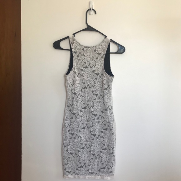 Fitted white lace dress - Picture 2 of 4
